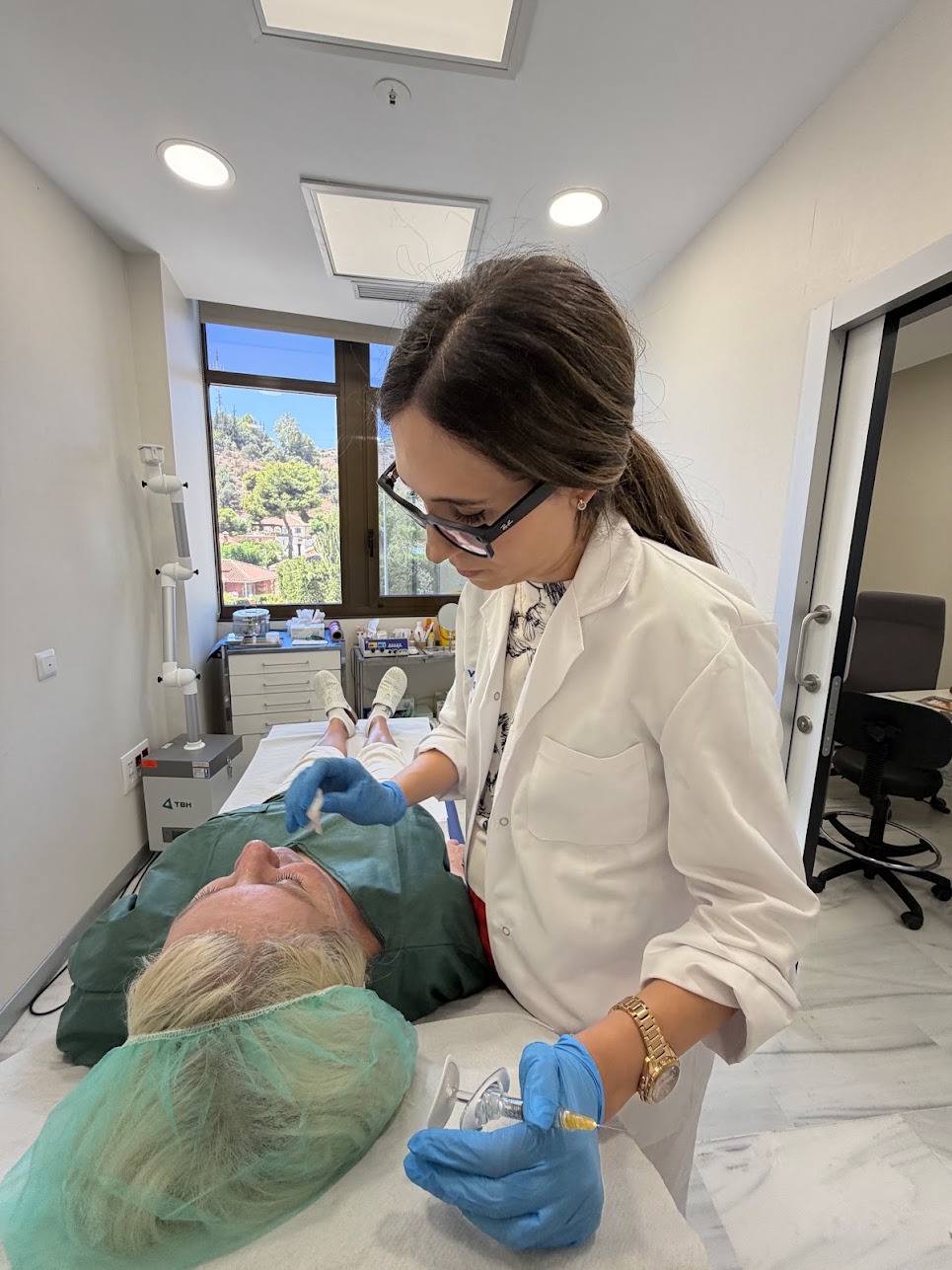 Dra. Pilar Gómez, médico especialista en Medicina Estética, durante un tratamiento en su consulta